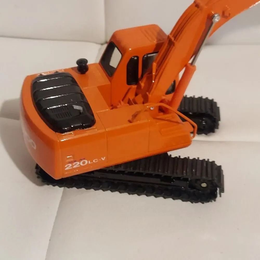 New Clover Daewoo Excavator Solar 220 LC-V 1/40 Scale Diecast Model Vehicle